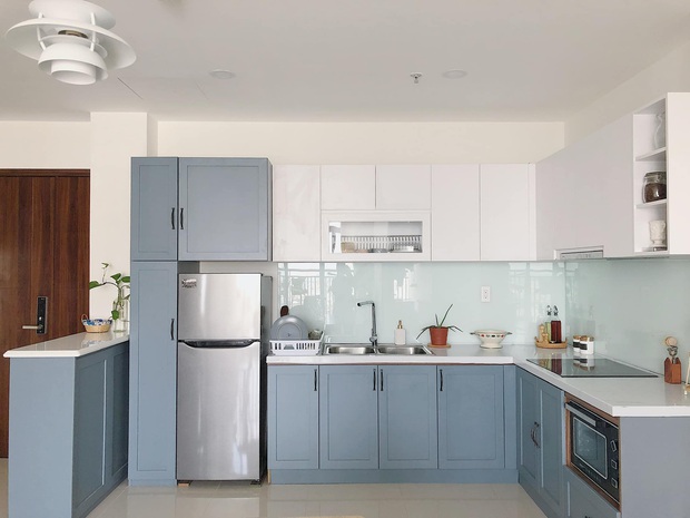 Hội chị em ngả mũ với màn cải tạo bếp linh hoạt: Bàn đảo bếp cũng chính là tủ giày, kê thêm ghế thành góc làm việc sang xịn - Ảnh 4. Hội chị em ngả mũ với màn cải tạo bếp linh hoạt: Bàn đảo bếp cũng chính là tủ giày, kê thêm ghế thành góc làm việc sang xịn - Ảnh 4.