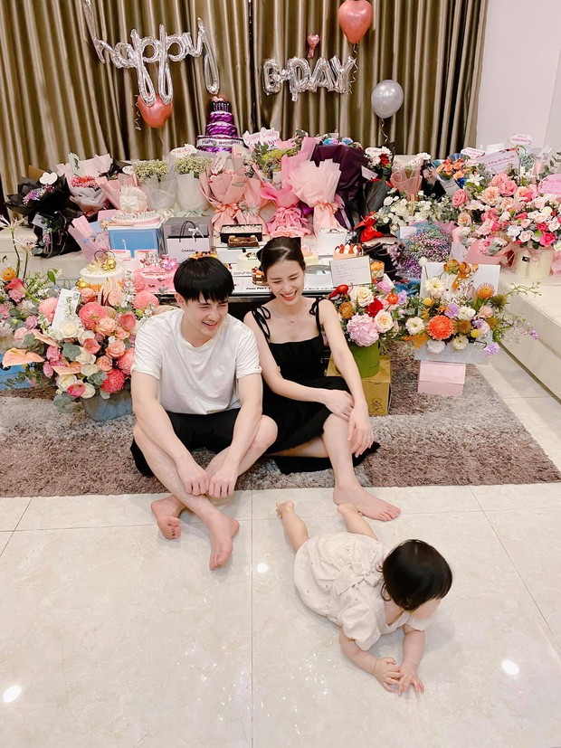 Đông Nhi ngồi giữa vựa hoa và bánh sinh nhật, bé Winnie bật luôn chế độ enjoy cái moment này! - Ảnh 4. Đông Nhi ngồi giữa vựa hoa và bánh sinh nhật, bé Winnie bật luôn chế độ enjoy cái moment này! - Ảnh 4.