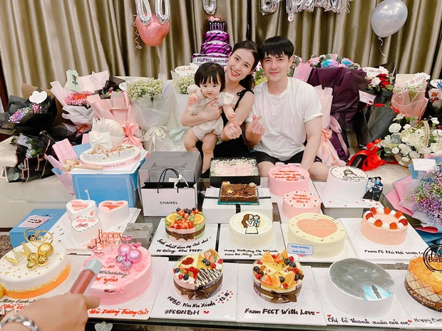 Đông Nhi ngồi giữa vựa hoa và bánh sinh nhật, bé Winnie bật luôn chế độ enjoy cái moment này! - Ảnh 2. Đông Nhi ngồi giữa vựa hoa và bánh sinh nhật, bé Winnie bật luôn chế độ enjoy cái moment này! - Ảnh 2.