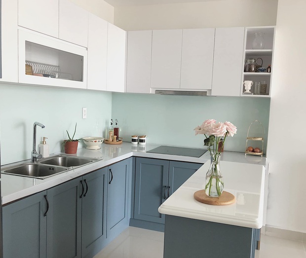 Hội chị em ngả mũ với màn cải tạo bếp linh hoạt: Bàn đảo bếp cũng chính là tủ giày, kê thêm ghế thành góc làm việc sang xịn - Ảnh 5. Hội chị em ngả mũ với màn cải tạo bếp linh hoạt: Bàn đảo bếp cũng chính là tủ giày, kê thêm ghế thành góc làm việc sang xịn - Ảnh 5.