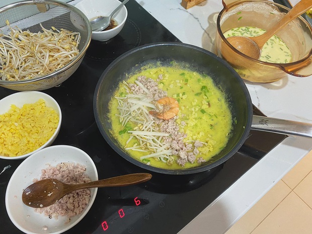 Hội chị em ngả mũ với màn cải tạo bếp linh hoạt: Bàn đảo bếp cũng chính là tủ giày, kê thêm ghế thành góc làm việc sang xịn - Ảnh 7. Hội chị em ngả mũ với màn cải tạo bếp linh hoạt: Bàn đảo bếp cũng chính là tủ giày, kê thêm ghế thành góc làm việc sang xịn - Ảnh 7.