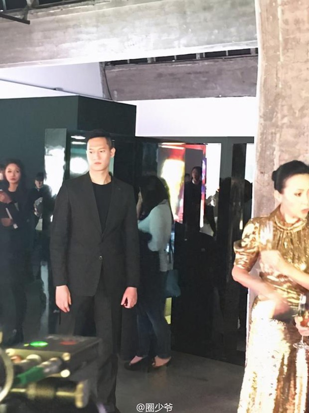 Bị sa thải chỉ vì đẹp trai hơn Huỳnh Hiểu Minh, cuộc sống của vệ sĩ soái nhất Cbiz có bước ngoặt bất ngờ - Ảnh 3. Bị sa thải chỉ vì đẹp trai hơn Huỳnh Hiểu Minh, cuộc sống của vệ sĩ soái nhất Cbiz có bước ngoặt bất ngờ - Ảnh 3.