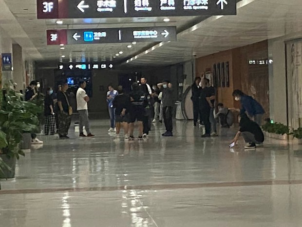 SỐC: La Vân Hi bị nam phụ tát đến mức nhập viện cấp cứu, nghiêm trọng ra sao mà ekip đi theo bu đen bu đỏ không rời? - Ảnh 2. SỐC: La Vân Hi bị nam phụ tát đến mức nhập viện cấp cứu, nghiêm trọng ra sao mà ekip đi theo bu đen bu đỏ không rời? - Ảnh 2.