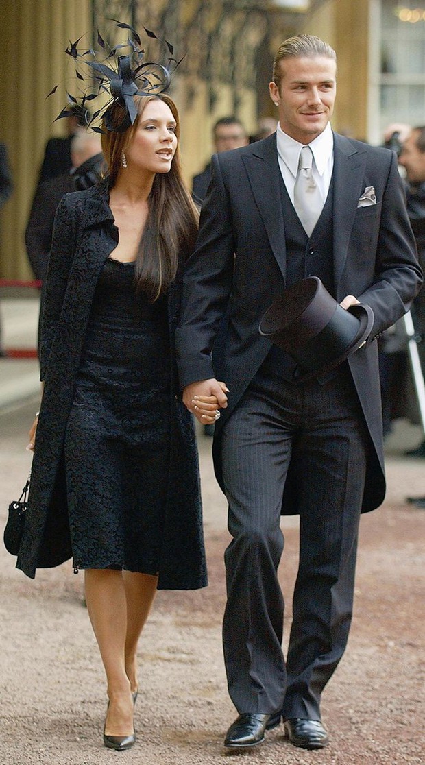 Vợ chồng David Beckham từng tạo nên giai thoại nhan sắc: Cứ xuất hiện là giới trẻ đua nhau copy, biến mọi nơi thành sàn catwalk - Ảnh 11.