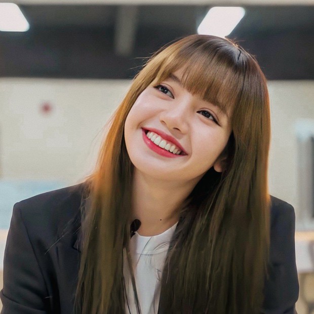 Lisa (BLACKPINK) úp mở hẹn fan gặp nhau ở Paris, tưởng nói chơi ai ngờ gặp thật rồi ôm lấy nhau như bạn thân lâu năm! - Ảnh 6. Lisa (BLACKPINK) úp mở hẹn fan gặp nhau ở Paris, tưởng nói chơi ai ngờ gặp thật rồi ôm lấy nhau như bạn thân lâu năm! - Ảnh 6.