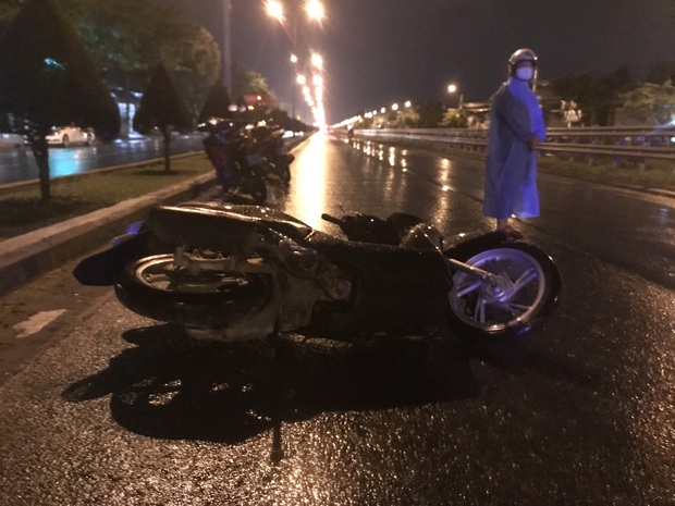 Thanh niên 21 tuổi tử vong cạnh xe máy giữa đường trong đêm mưa - Ảnh 1.