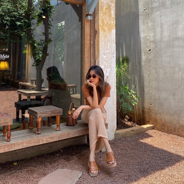 Hà Tăng đăng ảnh đi cafe làm dân tình tá hoả vì Sài Gòn chưa cho ngồi tại chỗ, bằng chứng minh oan cho nàng dâu hào môn ở đây! - Ảnh 3. Hà Tăng đăng ảnh đi cafe làm dân tình tá hoả vì Sài Gòn chưa cho ngồi tại chỗ, bằng chứng minh oan cho nàng dâu hào môn ở đây! - Ảnh 3.