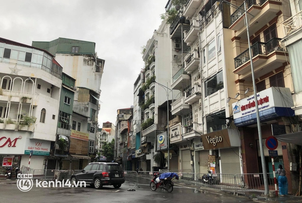 Hà Nội: Chốt chặn 2 đầu phố Đình Ngang sau khi ghi nhận ca test nhanh dương tính SARS-CoV-2 đi lại nhiều nơi - Ảnh 2. Hà Nội: Chốt chặn 2 đầu phố Đình Ngang sau khi ghi nhận ca test nhanh dương tính SARS-CoV-2 đi lại nhiều nơi - Ảnh 2.