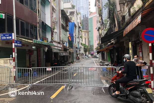 Hà Nội: Chốt chặn 2 đầu phố Đình Ngang sau khi ghi nhận ca test nhanh dương tính SARS-CoV-2 đi lại nhiều nơi - Ảnh 1.
