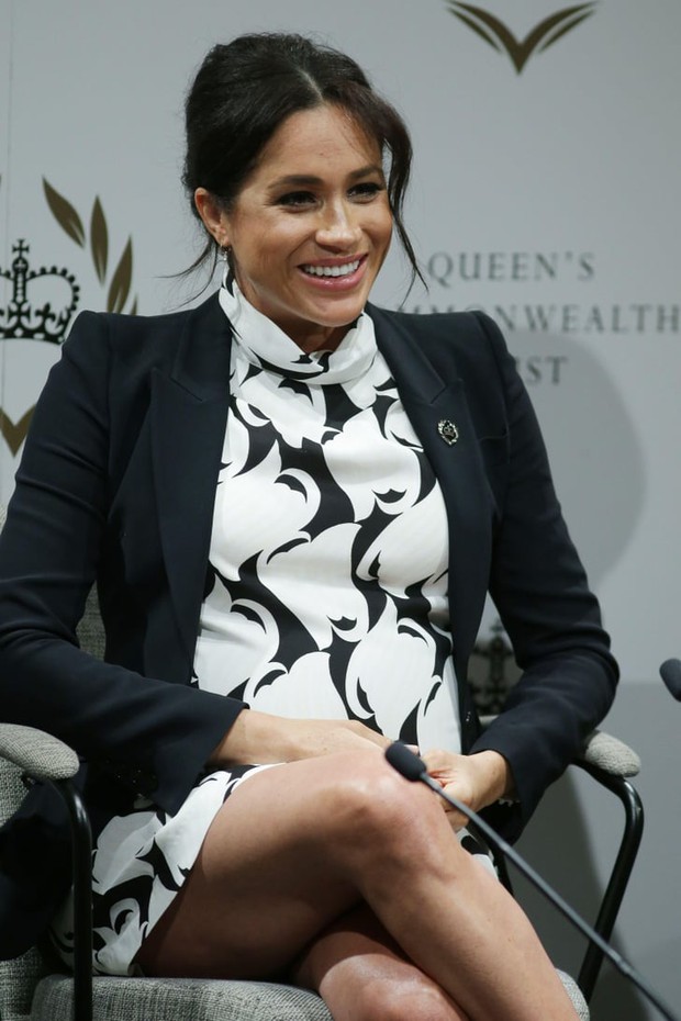Người ta chê Meghan Markle kém duyên khi mặc váy, dáng đứng của cô phản hồi: Đúng rồi! - Ảnh 5. Người ta chê Meghan Markle kém duyên khi mặc váy, dáng đứng của cô phản hồi: Đúng rồi! - Ảnh 5.