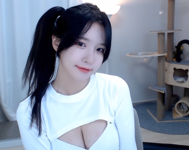 Bị chê quá xấu, nữ streamer ngay lập tức chỉnh sửa trang phục, khoe vòng 1 khủng khiến anti câm nín - Ảnh 4.