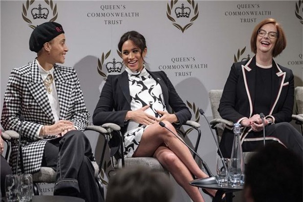 Người ta chê Meghan Markle kém duyên khi mặc váy, dáng đứng của cô phản hồi: Đúng rồi! - Ảnh 6. Người ta chê Meghan Markle kém duyên khi mặc váy, dáng đứng của cô phản hồi: Đúng rồi! - Ảnh 6.