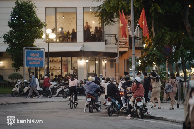 Tinh thần ăn chơi “ểnh ương” của Hà Nội thực sự trở lại rồi đây!!! - Ảnh 17.