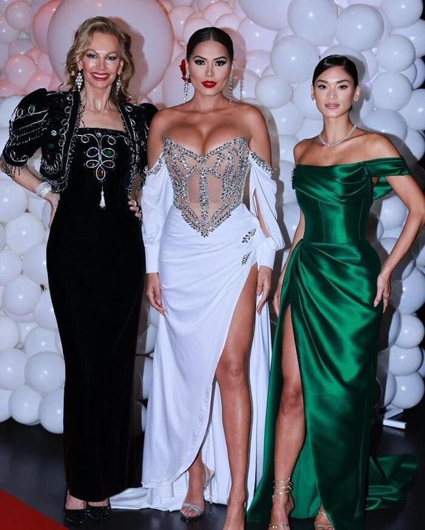 Thật là khó tập trung vào chiếc váy Miss Universe 2020 mặc! - Ảnh 2. Thật là khó tập trung vào chiếc váy Miss Universe 2020 mặc! - Ảnh 2.