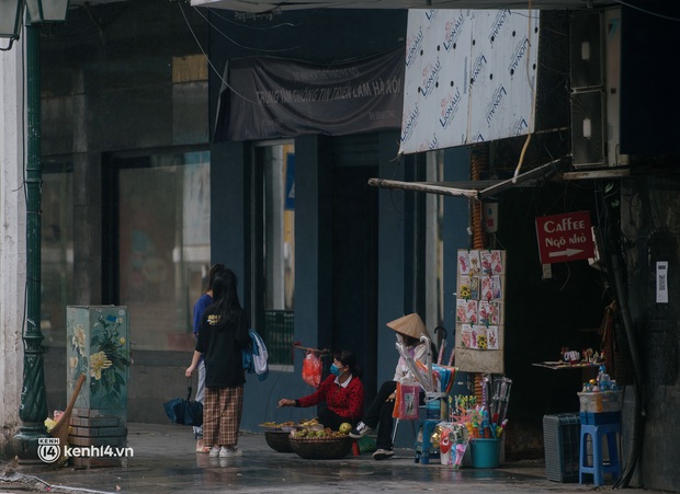 Chưa kịp tận hưởng mùa thu Hà Nội thì gió đông bắc đã ùa về: Lý do hoàn hảo để kiếm người yêu đây chứ đâu! - Ảnh 15.