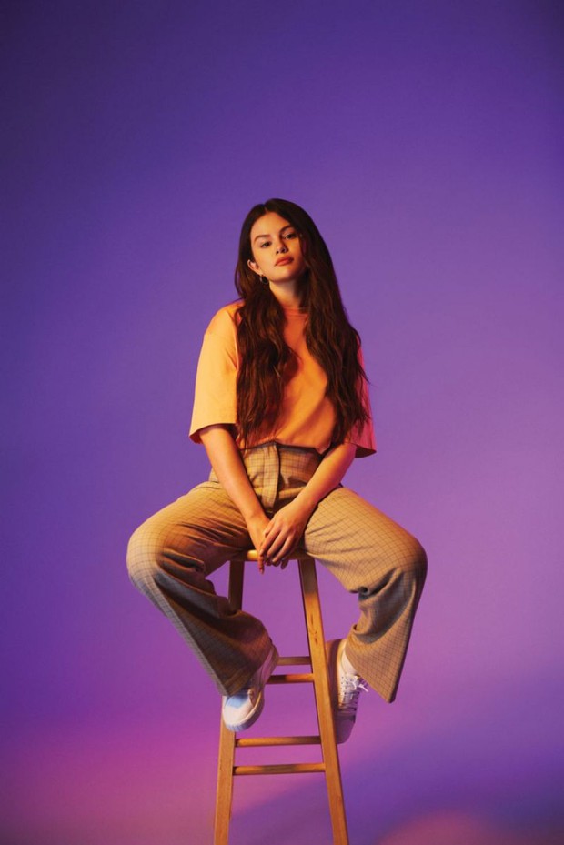 Selena Gomez gây sốt vì bộ ảnh tạp chí đẹp xuất sắc, lộ cả bụng mỡ trong clip hậu trường nhưng vẫn được khen hết lời - Ảnh 4.