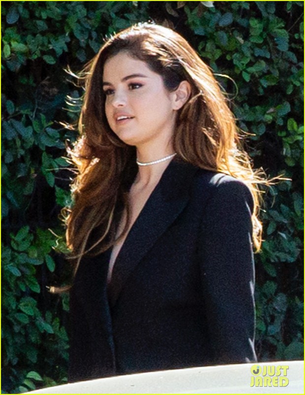 Selena Gomez đi đường thôi cũng có ảnh “huyền thoại”: Đẹp gì chấp cả ảnh mờ nhoè, nhưng dân tình dán mắt vào vòng 1 căng tràn - Ảnh 7.