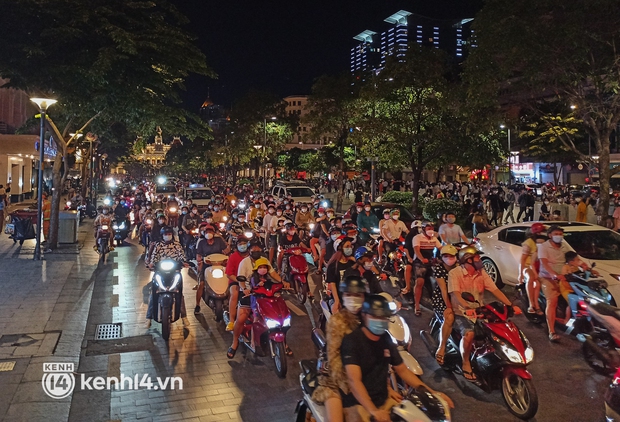 TP.HCM: Tụ tập đông người và không đeo khẩu trang ở phố đi bộ Nguyễn Huệ, thêm nhiều người bị xử phạt - Ảnh 1.