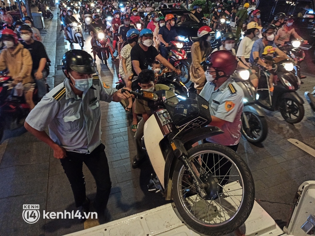 TP.HCM: Tụ tập đông người và không đeo khẩu trang ở phố đi bộ Nguyễn Huệ, thêm nhiều người bị xử phạt - Ảnh 10.