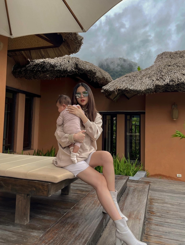 Phanh Lee bế ái nữ nhà tài phiệt check in chanh sả, mẹ bỉm mà sành điệu quá chừng! - Ảnh 2. Phanh Lee bế ái nữ nhà tài phiệt check in chanh sả, mẹ bỉm mà sành điệu quá chừng! - Ảnh 2.