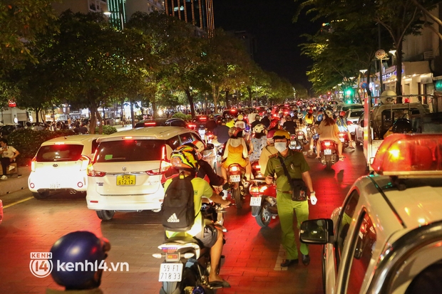 TP.HCM: Tụ tập đông người và không đeo khẩu trang ở phố đi bộ Nguyễn Huệ, thêm nhiều người bị xử phạt - Ảnh 3.