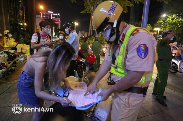 TP.HCM: Tụ tập đông người và không đeo khẩu trang ở phố đi bộ Nguyễn Huệ, thêm nhiều người bị xử phạt - Ảnh 4.