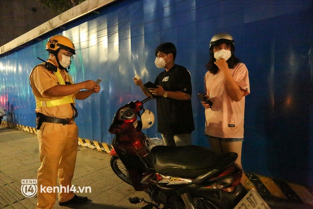 TP.HCM: Tụ tập đông người và không đeo khẩu trang ở phố đi bộ Nguyễn Huệ, thêm nhiều người bị xử phạt - Ảnh 7.