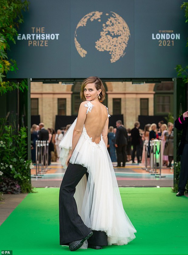 Emma Watson gây náo loạn thảm đỏ: Hở bạo hiếm hoi khoe cả mảng lưng trần, nhưng nhan sắc lại tuột dốc không phanh - Ảnh 3. Emma Watson gây náo loạn thảm đỏ: Hở bạo hiếm hoi khoe cả mảng lưng trần, nhưng nhan sắc lại tuột dốc không phanh - Ảnh 3.
