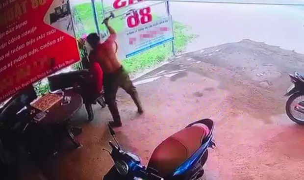 Đang ngồi chơi cờ, người đàn ông bất ngờ bị đập búa vào đầu tử vong - Ảnh 1. Đang ngồi chơi cờ, người đàn ông bất ngờ bị đập búa vào đầu tử vong - Ảnh 1.