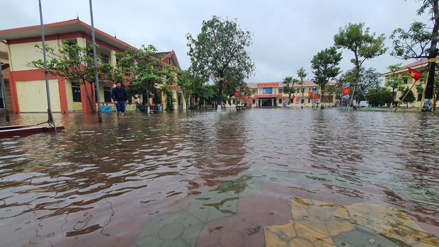 Gần 40.000 học sinh Hà Tĩnh phải nghỉ học do mưa lũ - Ảnh 1.