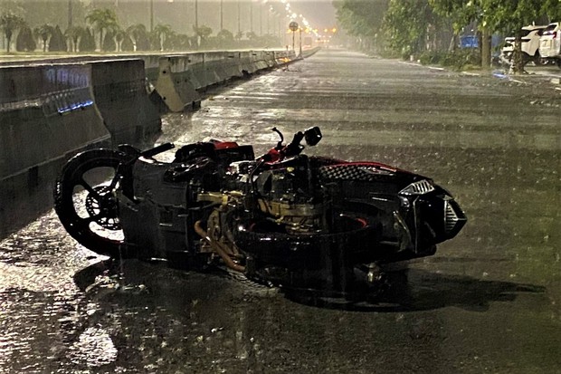 Tự đâm vỉa hè rồi văng vào gốc cây trong đêm mưa, 2 thanh niên chạy xe máy thương vong - Ảnh 2.