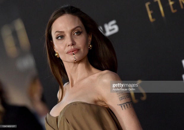 Angelina Jolie và các con đại náo thảm đỏ Eternals: Bà mẹ U50 o ép vòng 1 khủng sau 8 năm cắt ngực, Shiloh lột xác ngỡ ngàng - Ảnh 4. Angelina Jolie và các con đại náo thảm đỏ Eternals: Bà mẹ U50 o ép vòng 1 khủng sau 8 năm cắt ngực, Shiloh lột xác ngỡ ngàng - Ảnh 4.