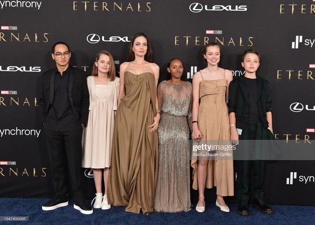Angelina Jolie và các con đại náo thảm đỏ Eternals: Bà mẹ U50 o ép vòng 1 khủng sau 8 năm cắt ngực, Shiloh lột xác ngỡ ngàng - Ảnh 8. Angelina Jolie và các con đại náo thảm đỏ Eternals: Bà mẹ U50 o ép vòng 1 khủng sau 8 năm cắt ngực, Shiloh lột xác ngỡ ngàng - Ảnh 8.