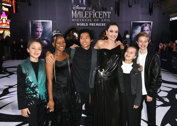 Angelina Jolie và các con đại náo thảm đỏ Eternals: Bà mẹ U50 o ép vòng 1 khủng sau 8 năm cắt ngực, Shiloh lột xác ngỡ ngàng - Ảnh 10. Angelina Jolie và các con đại náo thảm đỏ Eternals: Bà mẹ U50 o ép vòng 1 khủng sau 8 năm cắt ngực, Shiloh lột xác ngỡ ngàng - Ảnh 10.