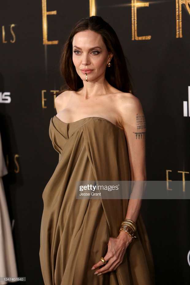 Angelina Jolie và các con đại náo thảm đỏ Eternals: Bà mẹ U50 o ép vòng 1 khủng sau 8 năm cắt ngực, Shiloh lột xác ngỡ ngàng - Ảnh 5. Angelina Jolie và các con đại náo thảm đỏ Eternals: Bà mẹ U50 o ép vòng 1 khủng sau 8 năm cắt ngực, Shiloh lột xác ngỡ ngàng - Ảnh 5.