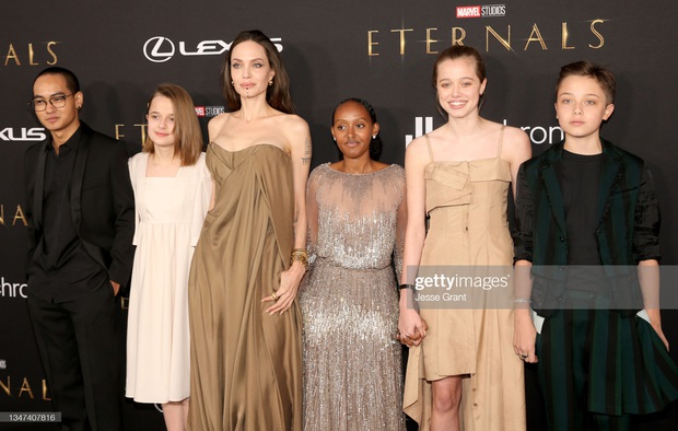 Angelina Jolie và các con đại náo thảm đỏ Eternals: Bà mẹ U50 o ép vòng 1 khủng sau 8 năm cắt ngực, Shiloh lột xác ngỡ ngàng - Ảnh 9. Angelina Jolie và các con đại náo thảm đỏ Eternals: Bà mẹ U50 o ép vòng 1 khủng sau 8 năm cắt ngực, Shiloh lột xác ngỡ ngàng - Ảnh 9.
