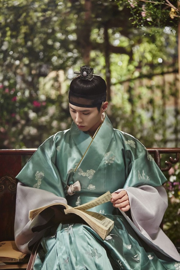 4 phim cổ trang Hàn có trang phục đẹp điên đảo: Chết mê tiên tử Kim Yoo Jung, anh hậu Shin Hye Sun cũng chẳng vừa - Ảnh 5. 4 phim cổ trang Hàn có trang phục đẹp điên đảo: Chết mê tiên tử Kim Yoo Jung, anh hậu Shin Hye Sun cũng chẳng vừa - Ảnh 5.