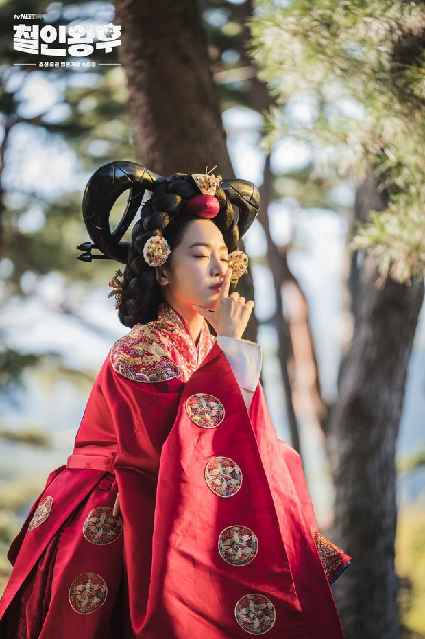 4 phim cổ trang Hàn có trang phục đẹp điên đảo: Chết mê tiên tử Kim Yoo Jung, anh hậu Shin Hye Sun cũng chẳng vừa - Ảnh 8. 4 phim cổ trang Hàn có trang phục đẹp điên đảo: Chết mê tiên tử Kim Yoo Jung, anh hậu Shin Hye Sun cũng chẳng vừa - Ảnh 8.