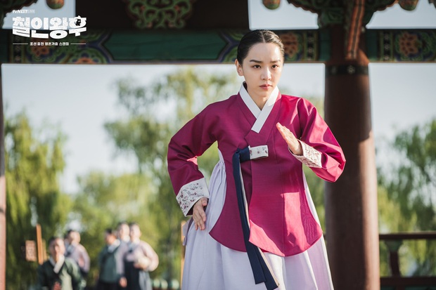 4 phim cổ trang Hàn có trang phục đẹp điên đảo: Chết mê tiên tử Kim Yoo Jung, anh hậu Shin Hye Sun cũng chẳng vừa - Ảnh 9. 4 phim cổ trang Hàn có trang phục đẹp điên đảo: Chết mê tiên tử Kim Yoo Jung, anh hậu Shin Hye Sun cũng chẳng vừa - Ảnh 9.