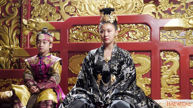 4 phim cổ trang Hàn có trang phục đẹp điên đảo: Chết mê tiên tử Kim Yoo Jung, anh hậu Shin Hye Sun cũng chẳng vừa - Ảnh 22. 4 phim cổ trang Hàn có trang phục đẹp điên đảo: Chết mê tiên tử Kim Yoo Jung, anh hậu Shin Hye Sun cũng chẳng vừa - Ảnh 22.