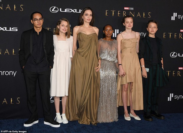 Angelina Jolie và các con đại náo thảm đỏ Eternals: Bà mẹ U50 o ép vòng 1 khủng sau 8 năm cắt ngực, Shiloh lột xác ngỡ ngàng - Ảnh 7. Angelina Jolie và các con đại náo thảm đỏ Eternals: Bà mẹ U50 o ép vòng 1 khủng sau 8 năm cắt ngực, Shiloh lột xác ngỡ ngàng - Ảnh 7.
