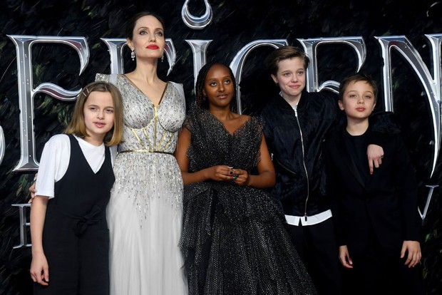 Angelina Jolie và các con đại náo thảm đỏ Eternals: Bà mẹ U50 o ép vòng 1 khủng sau 8 năm cắt ngực, Shiloh lột xác ngỡ ngàng - Ảnh 11. Angelina Jolie và các con đại náo thảm đỏ Eternals: Bà mẹ U50 o ép vòng 1 khủng sau 8 năm cắt ngực, Shiloh lột xác ngỡ ngàng - Ảnh 11.