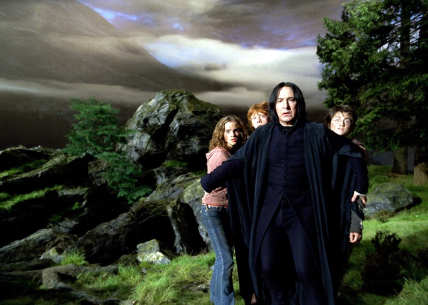 Tác giả Harry Potter từng hé lộ cái kết khác, số phận thầy Snape và Harry có thể thay đổi 180 độ chỉ với một hành động nhỏ! - Ảnh 1.