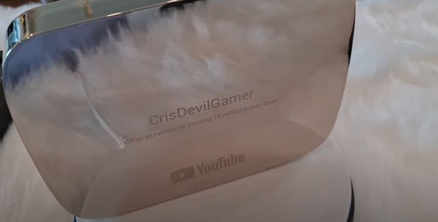 Review thành quả 10 triệu subs YouTube, Cris Phan tiết lộ điểm khác biệt lớn nhất giữa nút Kim Cương và nút Vàng? - Ảnh 6.