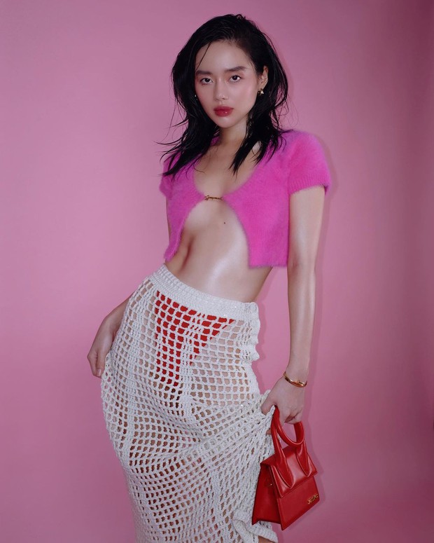 Kiểu cardigan “kín kín hở hở” được Jennie, Tóc Tiên, Khánh Linh sủng ái: Các shop bắt đầu bán rồi, giá có vài trăm so với áo gốc 9 củ múc lẹ kẻo hết - Ảnh 4. Kiểu cardigan “kín kín hở hở” được Jennie, Tóc Tiên, Khánh Linh sủng ái: Các shop bắt đầu bán rồi, giá có vài trăm so với áo gốc 9 củ múc lẹ kẻo hết - Ảnh 4.