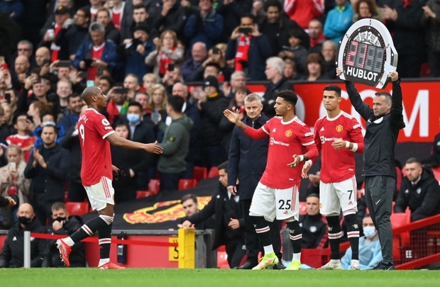 Ronaldo vào sân từ ghế dự bị, MU thoát thua hú vía trên sân nhà Old Trafford - Ảnh 7.