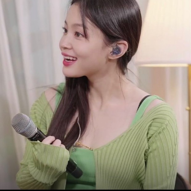 Kiểu cardigan “kín kín hở hở” được Jennie, Tóc Tiên, Khánh Linh sủng ái: Các shop bắt đầu bán rồi, giá có vài trăm so với áo gốc 9 củ múc lẹ kẻo hết - Ảnh 7. Kiểu cardigan “kín kín hở hở” được Jennie, Tóc Tiên, Khánh Linh sủng ái: Các shop bắt đầu bán rồi, giá có vài trăm so với áo gốc 9 củ múc lẹ kẻo hết - Ảnh 7.