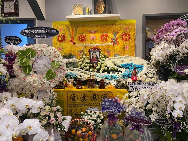 Khánh Đơn cùng vợ đến viếng ca sĩ Phi Nhung, Trường Giang - Nhã Phương, Tóc Tiên cùng dàn sao Vbiz gửi hoa chia buồn - Ảnh 5.