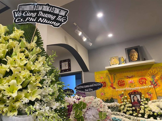 Khánh Đơn cùng vợ đến viếng ca sĩ Phi Nhung, Trường Giang - Nhã Phương, Tóc Tiên cùng dàn sao Vbiz gửi hoa chia buồn - Ảnh 8.
