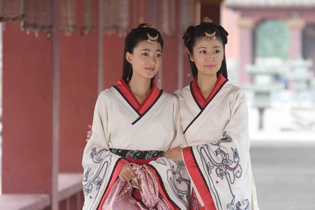 Khung hình đọ sắc 11 năm trước: Lâm Tâm Như lộ hết khuyết điểm bên Dương Mịch, nữ thần mặt mộc khiến Cnet sửng sốt - Ảnh 3. Khung hình đọ sắc 11 năm trước: Lâm Tâm Như lộ hết khuyết điểm bên Dương Mịch, nữ thần mặt mộc khiến Cnet sửng sốt - Ảnh 3.